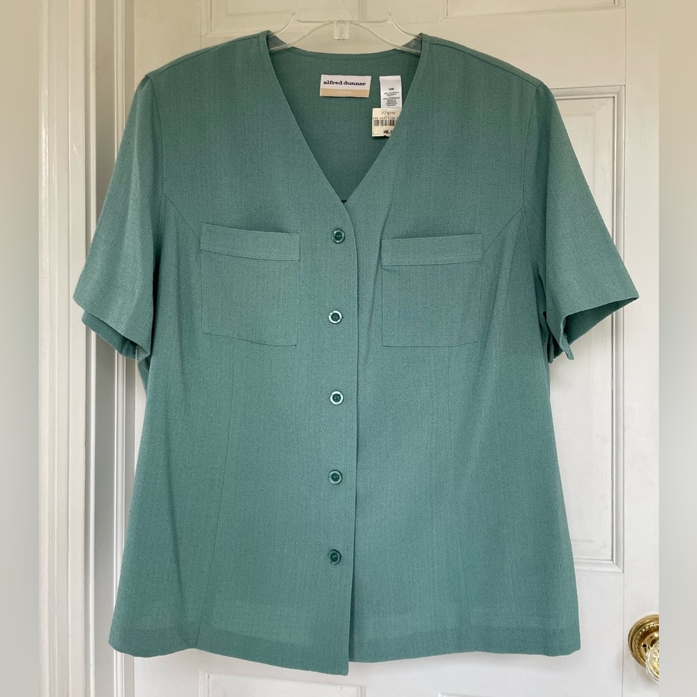 Lovely pastel sage green blouse by Alfred dunner 16W new with tags